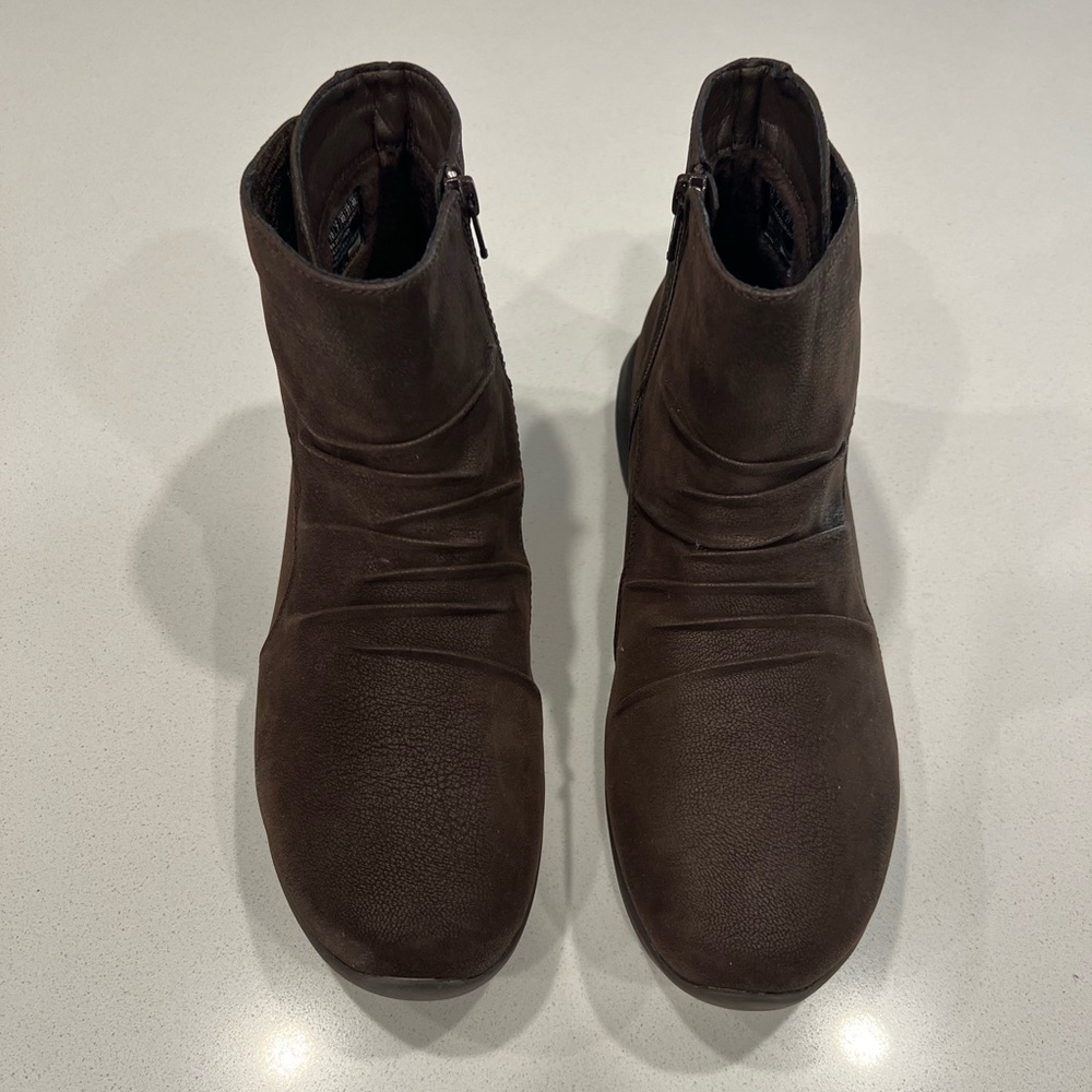 Sketchers size 10 booties